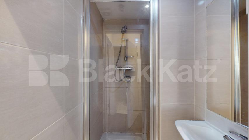 Modern one bed set within a large period house mins to tube and shops Sutherland Avenue, Maida Vale